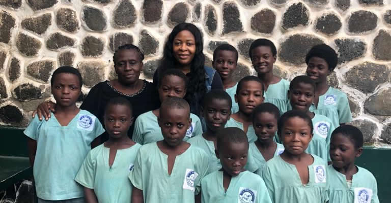 Posando con los niños agraciados con las becas